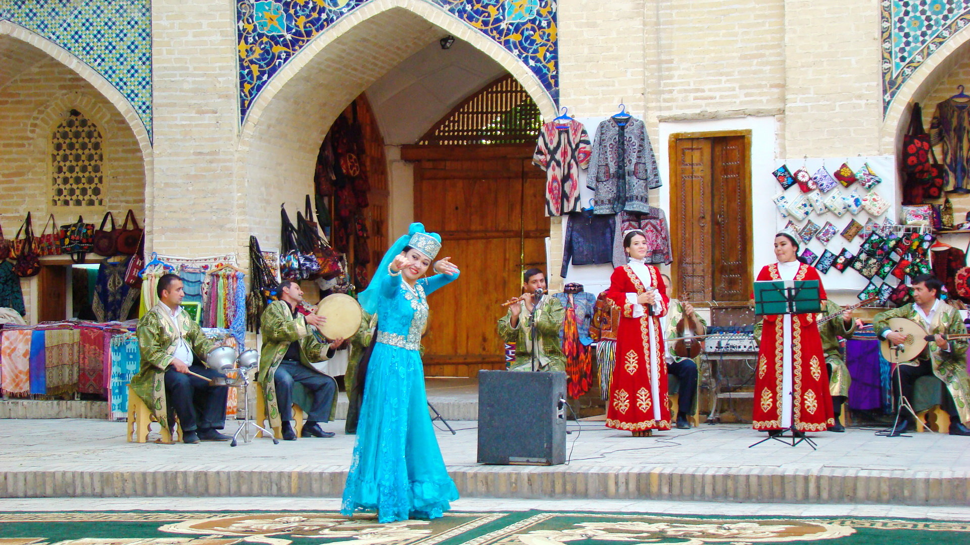 Espectáculo folclórico en la madrasa de Nadir Divan-begi, Bujara