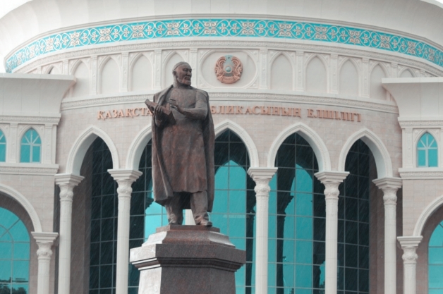 Памятник Абаю в Ташкенте