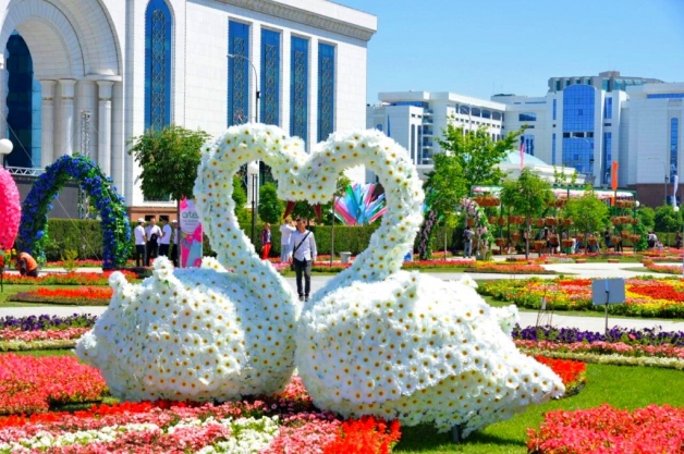ПРОШЕДШИЕ. МАЙ. Tashkent flower festival, площадь перед национальной библиотекой имени А.Навои.