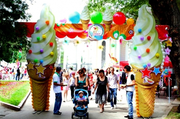 七月 タシュケントアイスクリームフェスティバル、首都の公園や広場