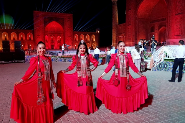 Internationales Musikfestival Sharq Taronalari (Melodien des Ostens), Samarkand, Registan-Platz (traditionell)