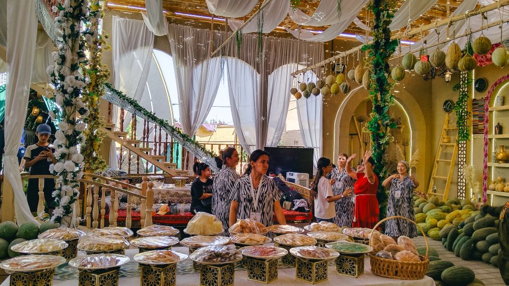 Фото — ряды арочных полок с именными сортами дынь «Shakarpalak», «Bo'rikalla» и другими
